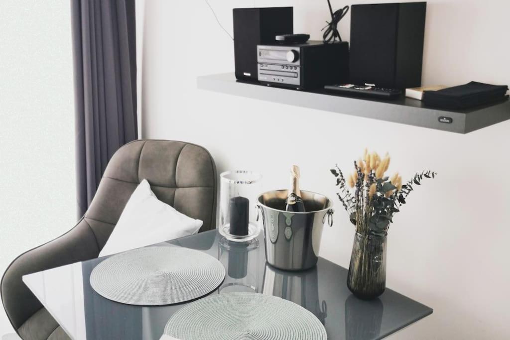 Hh 03 By Rockchair - Superhost Status - Modernes Apartment Mit Sonnigem Balkon & Premium Boxspringbetten In Winterhude - Hamburg Top Geheimtipp Buitenkant foto